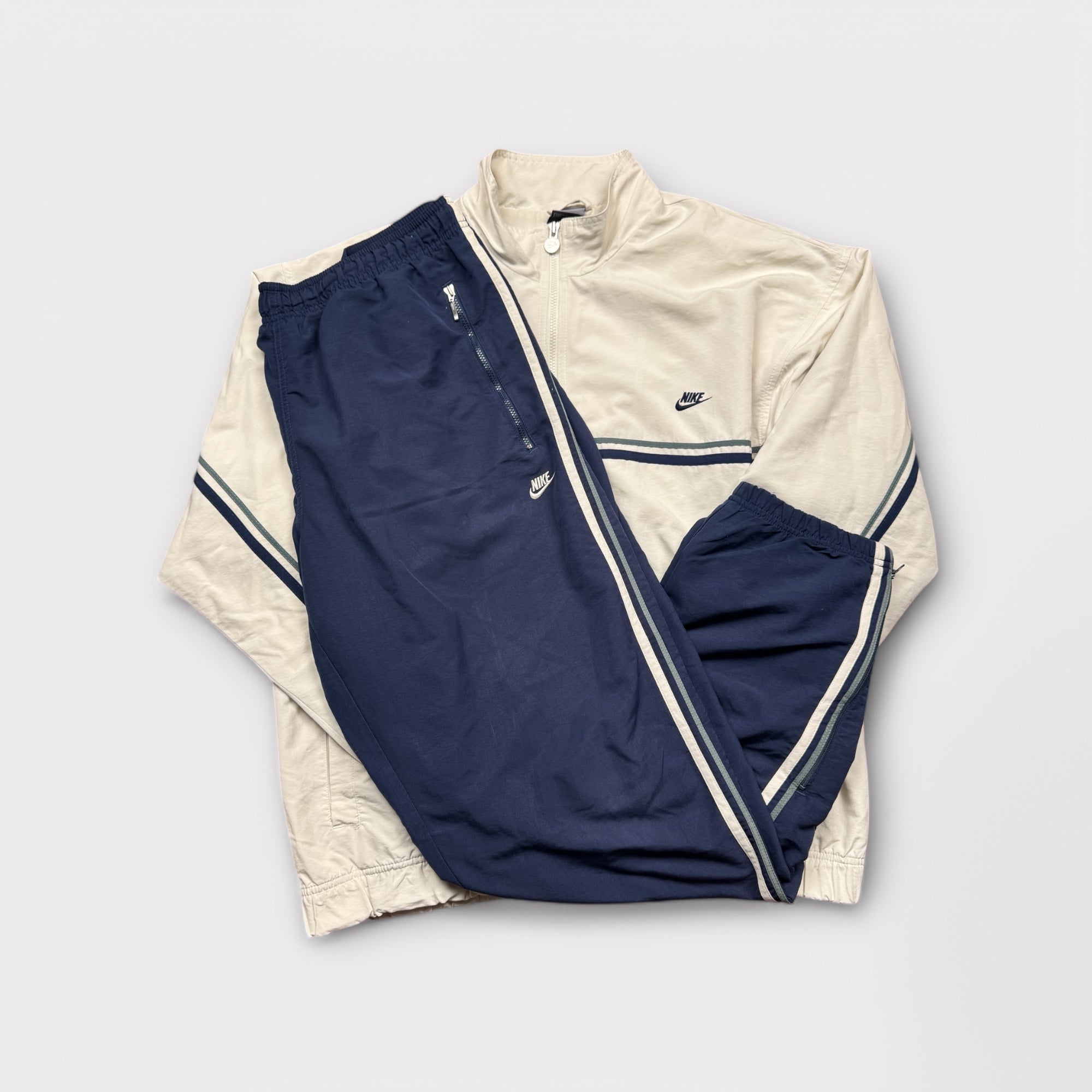 NIKE TRACKSUIT - L